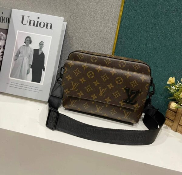 Louis Vuitton Men's Shoulder Bag