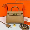 Hermès Handbag – Compact Elegance & Functional Design - 3